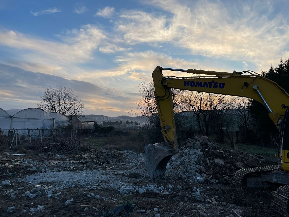 2400 M² Dükkan ve Ofisler